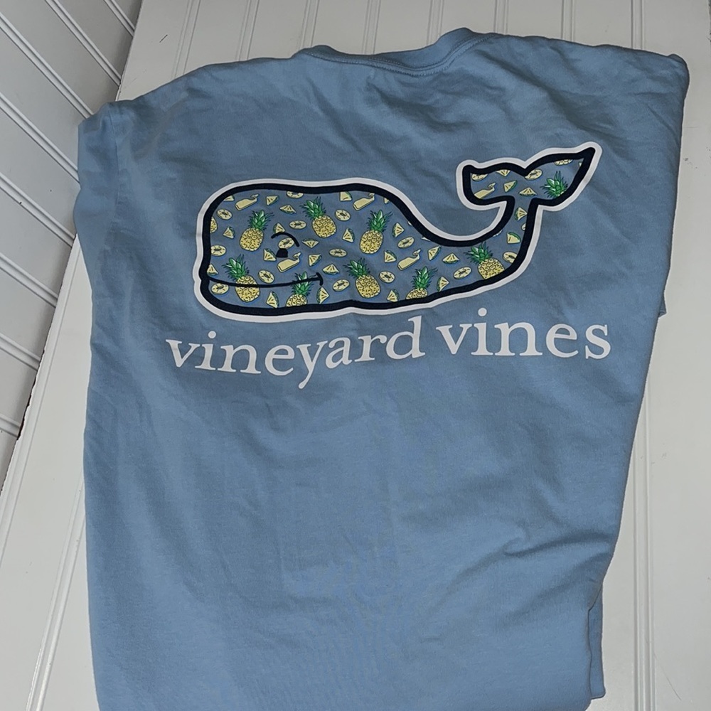 3/20🌟Vineyard vines, light blue whale T-shirt, size medium - Picture 4 of 5